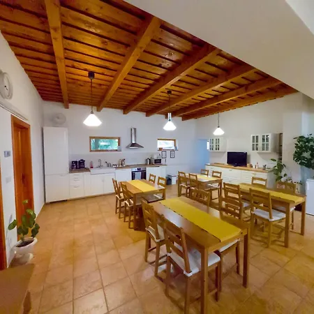 Kun Pista Vendeghaz Ii